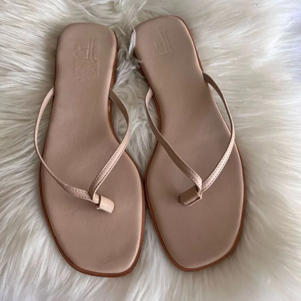 Flattered nude sandals